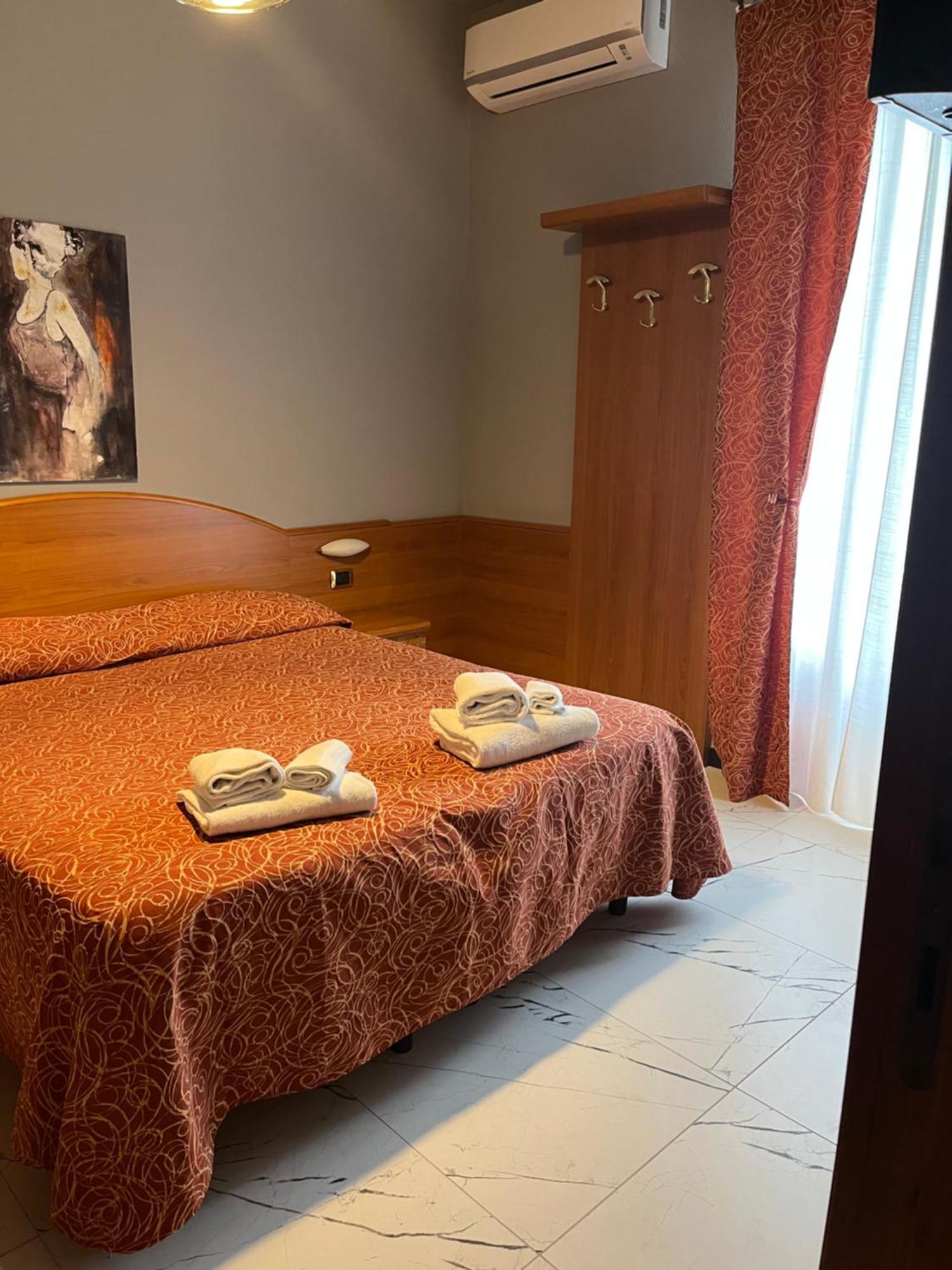 Hotel Residence Paradiso โมเนเลีย ภายนอก รูปภาพ